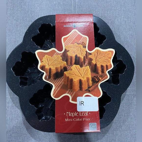 New Nordic Ware irregular maple leaf mini cake pan - Picture 1 of 3